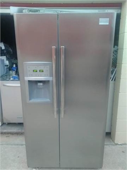 BEAUTIFUL STAINLESS STEEL COUNTER DEPTH SIDE x SIDE REFRIGERATOR