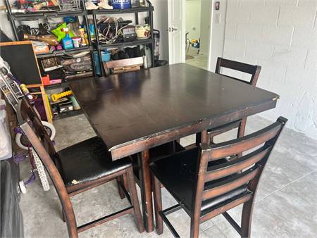 Kitchen Table with Chairs (C5 residences Treeline)