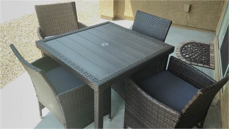 Nice Patio Set / Table 4 Chairs