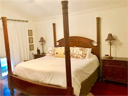  BROYHILL King Bedroom set - Dresser, Four Post Bed, Mirror 