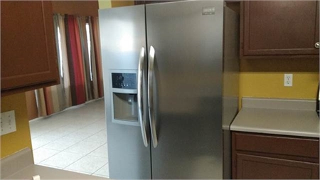 STAINLESS STEEL FRIGIDAIRE GALLERY REFRIGERATOR IN EXCELLENT CONDITION